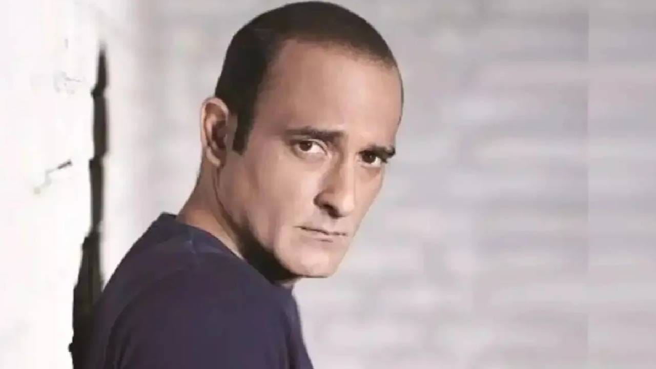 Akshaye Khanna : अक्षय खन्नाने एक-दोन नव्हे लगावल्या तब्बल 17 थप्पडा; ‘त्या’ कलाकाराचा चेहरा सुजून लालेलाल, सेटवर उडाली खळबळ Akshaye Khanna : अक्षय खन्नाने एक-दोन नव्हे लगावल्या तब्बल 17 थप्पडा; ‘त्या’ कलाकाराचा चेहरा सुजून लालेलाल, सेटवर उडाली खळबळ