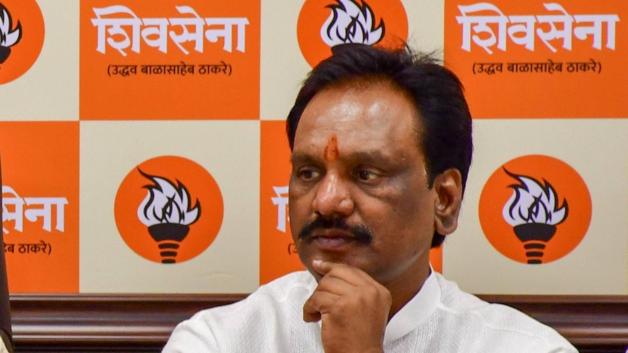 रक्ताचं पाणी करून निवडून दिलं, आता मुख्यमंत्र्यांकडे जा आणि...खासदार ओमराजेंवर दानवे यांची टीका रक्ताचं पाणी करून निवडून दिलं, आता मुख्यमंत्र्यांकडे जा आणि...खासदार ओमराजेंवर दानवे यांची टीका