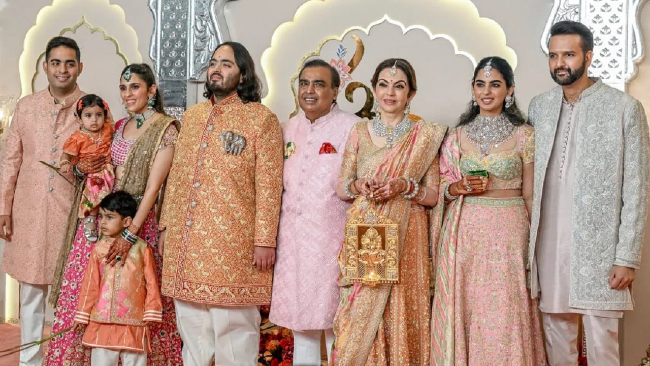 Ambani Family: आपली वर्षभराचीही कमाई नाही, अंबानी कुटुंबाच्या एका दिवसाचा खर्च तब्बल इतका; विस्फारतील डोळे Ambani Family: आपली वर्षभराचीही कमाई नाही, अंबानी कुटुंबाच्या एका दिवसाचा खर्च तब्बल इतका; विस्फारतील डोळे