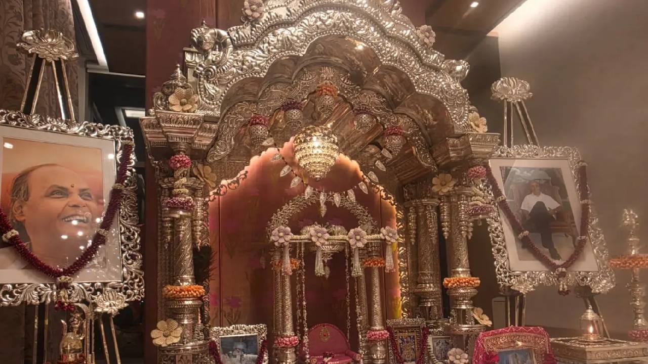 जन्माष्टमीनिमित्त अँटिलियाची खास पद्धतीने सजावट करण्यात आली होती. बालगोपालासाठी सुंदर नक्षीकाम केलेला चांदीचा झोका सजवण्यात आला होता. या झोक्यात लहानग्या कान्हाची सुंदर मूर्ती विराजमान करण्यात आली होती.