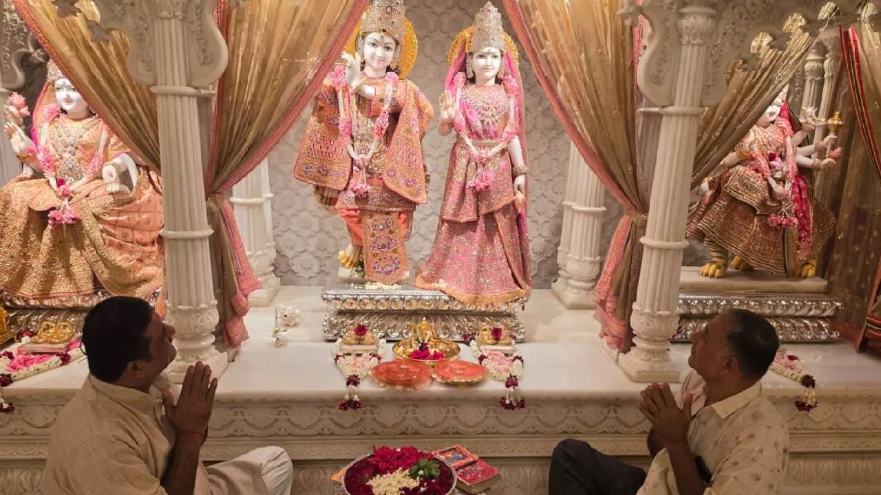 अँटिलियाची आकर्षक सजावट, फुलांनी सजवलेली कृष्णाची झांकी, नक्षीदार चांदीचा झोका आणि पारंपरिक सजावटीने संपूर्ण परिसराचे रूपच पालटून गेले होते. हे दृश्य पाहताना अँटिलिया नसून जणू काही प्रत्यक्ष गोकुळ अवतरल्याचा भास होत होता. मात्र या संपूर्ण सोहळ्यात सर्वाधिक लक्ष वेधून घेतले ते नीता अंबानी यांच्या मनमोहक रूपाने.