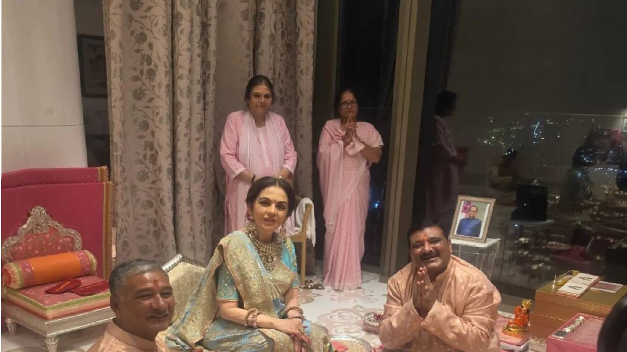 नीता अंबानींच्या या लूकमध्ये त्यांच्या दागिन्यांनी विशेष आकर्षण निर्माण केले. त्यांनी गळ्यात गुलाबी हिऱ्यांनी सजवलेला भव्य डायमंड नेकलेस परिधान केला होता. त्यासोबत मॅचिंग डायमंड इअररिंग्सही त्यांनी घातले. हातात हिरे आणि माणिकांनी सजवलेल्या बांगड्या तसेच स्टेटमेंट रिंग्सनी त्यांच्या लूकला आणखी उठाव दिला. केसांमध्ये लावलेली डायमंड हेअर अॅक्सेसरीही विशेष लक्षवेधी ठरली.