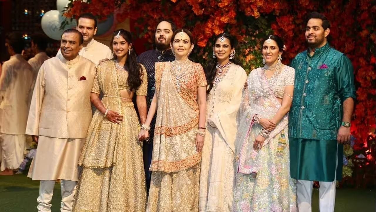 भारतातील सर्वात श्रीमंत व्यक्ती असलेल्या मुकेश अंबानी यांच्या अँटिलिया निवासस्थानाबद्दल लोकांमध्ये मोठी क्रेझ आहे. विशेष म्हणजे तिथे फक्त अंबानी कुटुंबियच नाही तर तिथे 24 तास 600 कर्मचारी देखील राहतात.