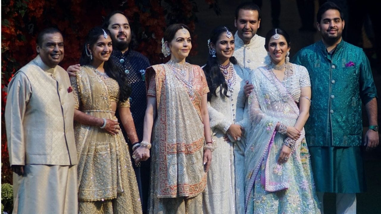 अंबानी कुटुंबाच्या जेवणात भारतीय पदार्थ असतात. हेच नाही तर बऱ्याचदा लसून आणि कांदाही खाल्ला जात नाही. विशेष म्हणजे अंबानींच्या घरी दररोज 4000 चपात्या बनवतात.