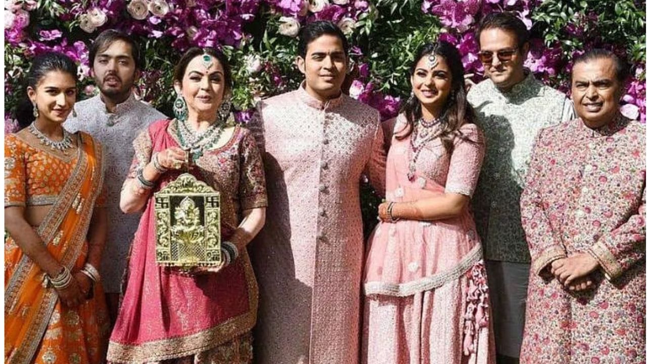 अंबानींचे घर जितके शानदार आणि मोठे आहे, तितकेच त्यांचे स्वयंपाक घरही मोठे आहे. दररोज अंबानी कुटुंबासोबतच त्यांच्या सर्व कर्मचाऱ्यांसाठी तिथे जेवण बनते.