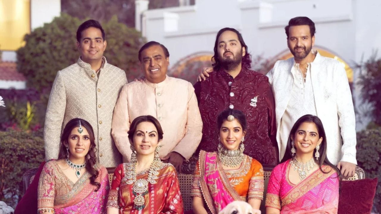 विशेष म्हणजे भारतीय चवीचे अस्सल जेवण अंबानींच्या घरी तयार होते. धार्मिक प्रसंगी कांदा आणि लसूण यांचा वापरही टाळला जातो. अंबानींच्या जेवणाच्या टेबलावर प्रामुख्याने भारतीय खाद्यपदार्थ असतात.