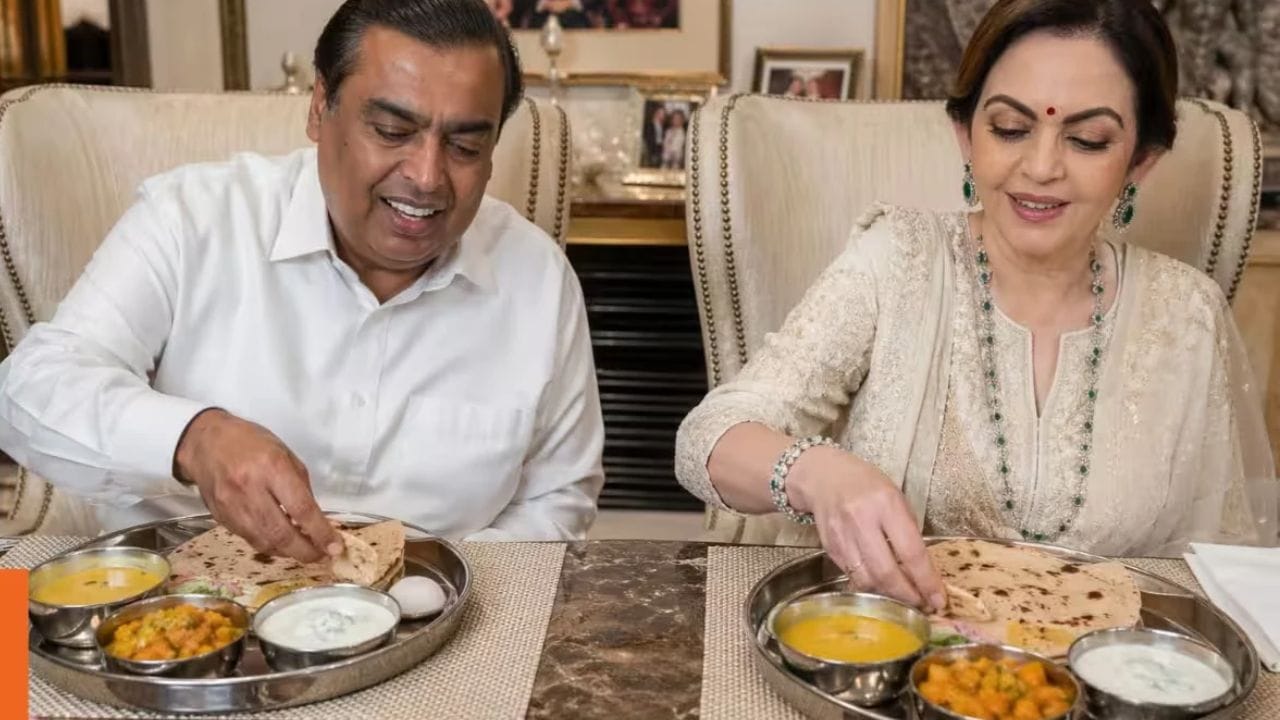 नाश्त्यात फ्रेश ज्यूस असतो म्हणजे असतोच. यासोबतच हंगामानुसार, आहारात भाज्यांचा समावेश केला जातो. दह्याशिवाय अंबानी कुटुंबियांचे जेवण पूर्ण होतच नाही.