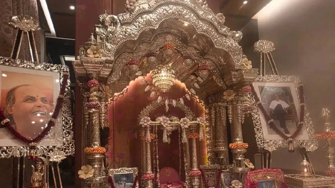 झोपाळ्याच्या मागे कमळावर बसलेल्या कृष्णाचे एक सुंदर मोझॅक चित्र साकारण्यात आलं होतं. वेगवेगळ्या रंगांच्या लहान तुकड्यांनी बनवलेल्या या कलाकृतीने पूजास्थळाच्या सौंदर्यात आणखी भर घातली.