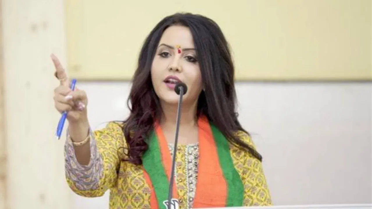 स्वराने चित्रपटातील जौहरच्या दृश्याबाबत वक्तव्य करत प्रश्न उपस्थित केला होता की, “अशा प्रकारच्या दृश्याचा लैंगिक हिंसाचार सहन केलेल्या महिलांवर काय परिणाम होऊ शकतो?”
