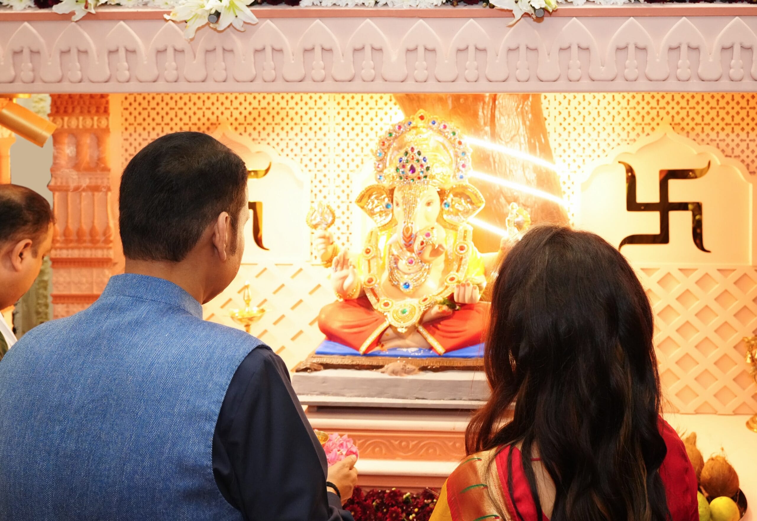 गणेश चतुर्थीच्या या पूजेचे आणि कौटुंबिक क्षणांचे फोटो व्हायरल झाले असून नेटकऱ्यांकडून त्यांना भरभरून पसंती मिळत आहे.