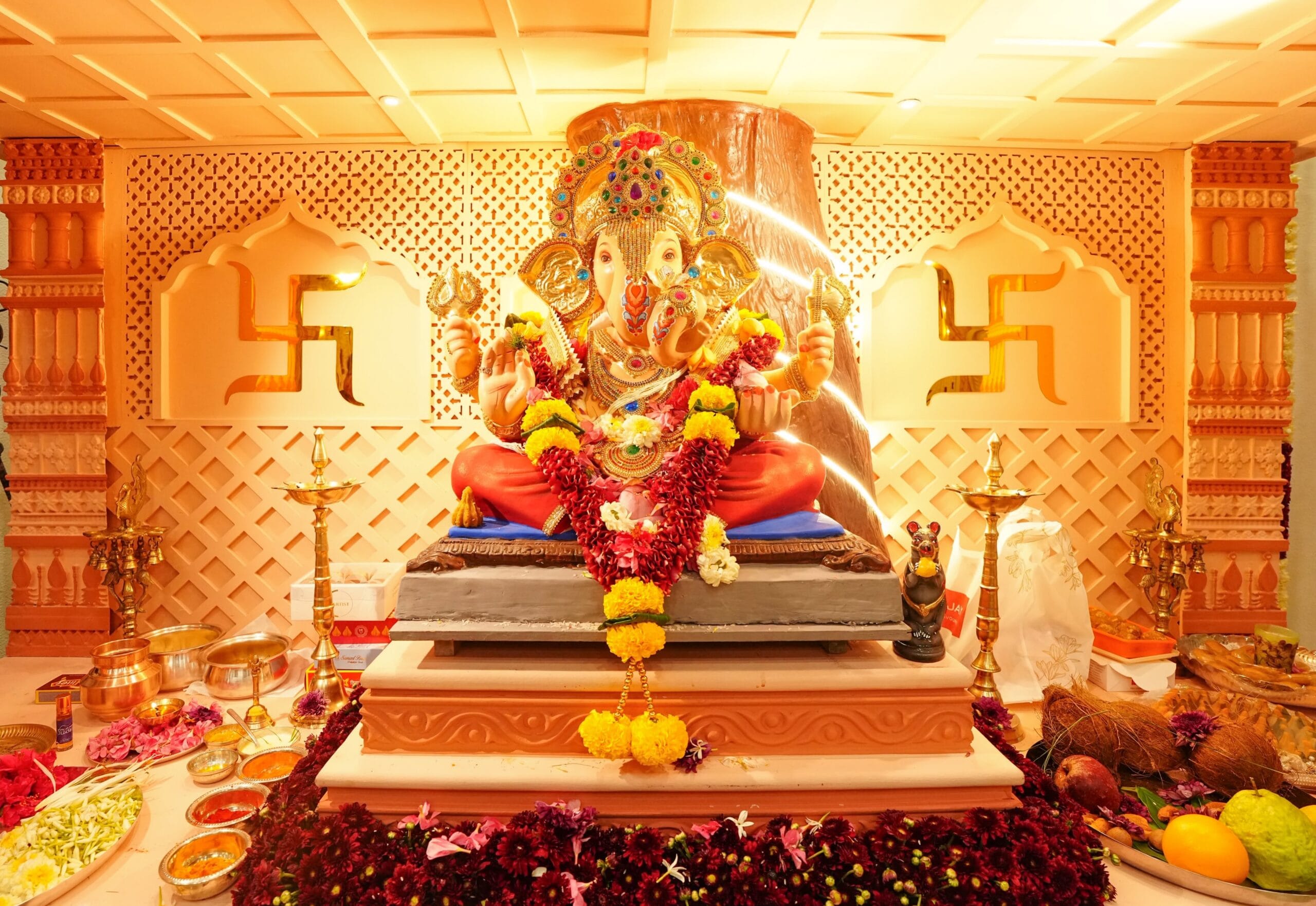 दरवर्षाप्रमाणे यंदाही फडणवीस कुटुंबीयांनी पारंपरिक पद्धतीने आणि मोठ्या उत्साहात बाप्पाची स्थापना व पूजा-अर्चा केली. दरम्यान, वर्षा बंगल्यावरील बाप्पाचे लोभस रूप पाहून नेटकरी हरवून गेले आहेत.