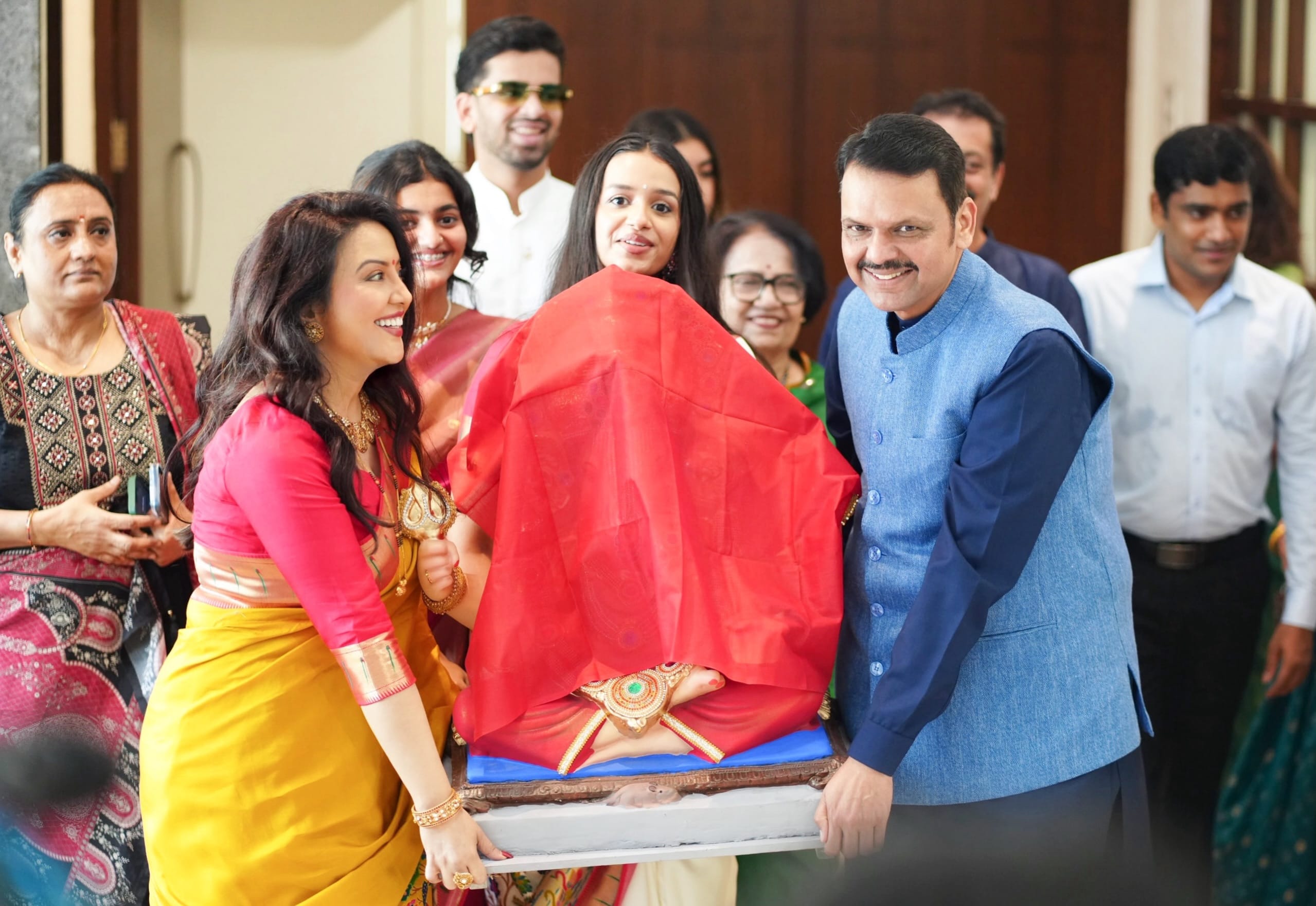 मुख्यमंत्र्यांच्या पत्नी अमृता फडणवीस आणि त्यांची मुलगी दिविजा यांचे पूजेदरम्यानचे खास फोटो सोशल मीडियावर मोठ्या प्रमाणावर पसंत केले जात आहेत.