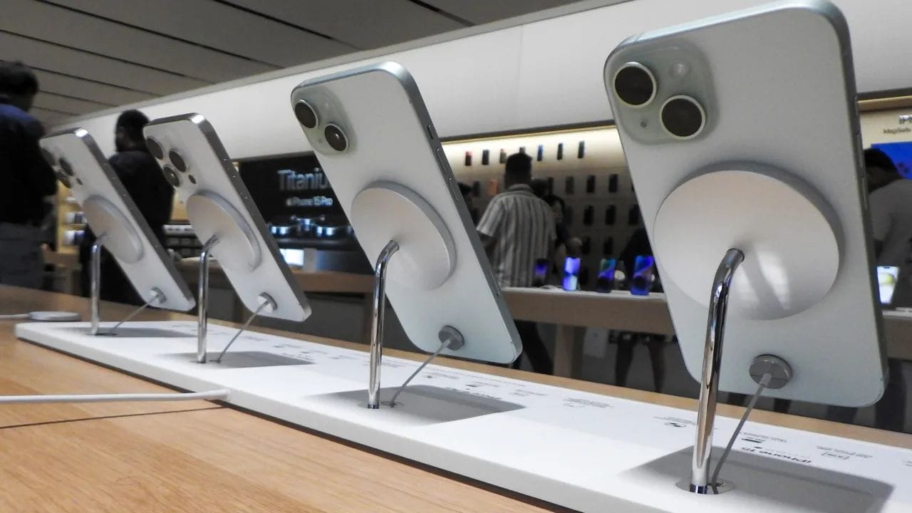 Apple ने दिला जोर का झटका, iPhone 17 किंमतीत अचानक केली वाढ Apple ने दिला जोर का झटका, iPhone 17 किंमतीत अचानक केली वाढ