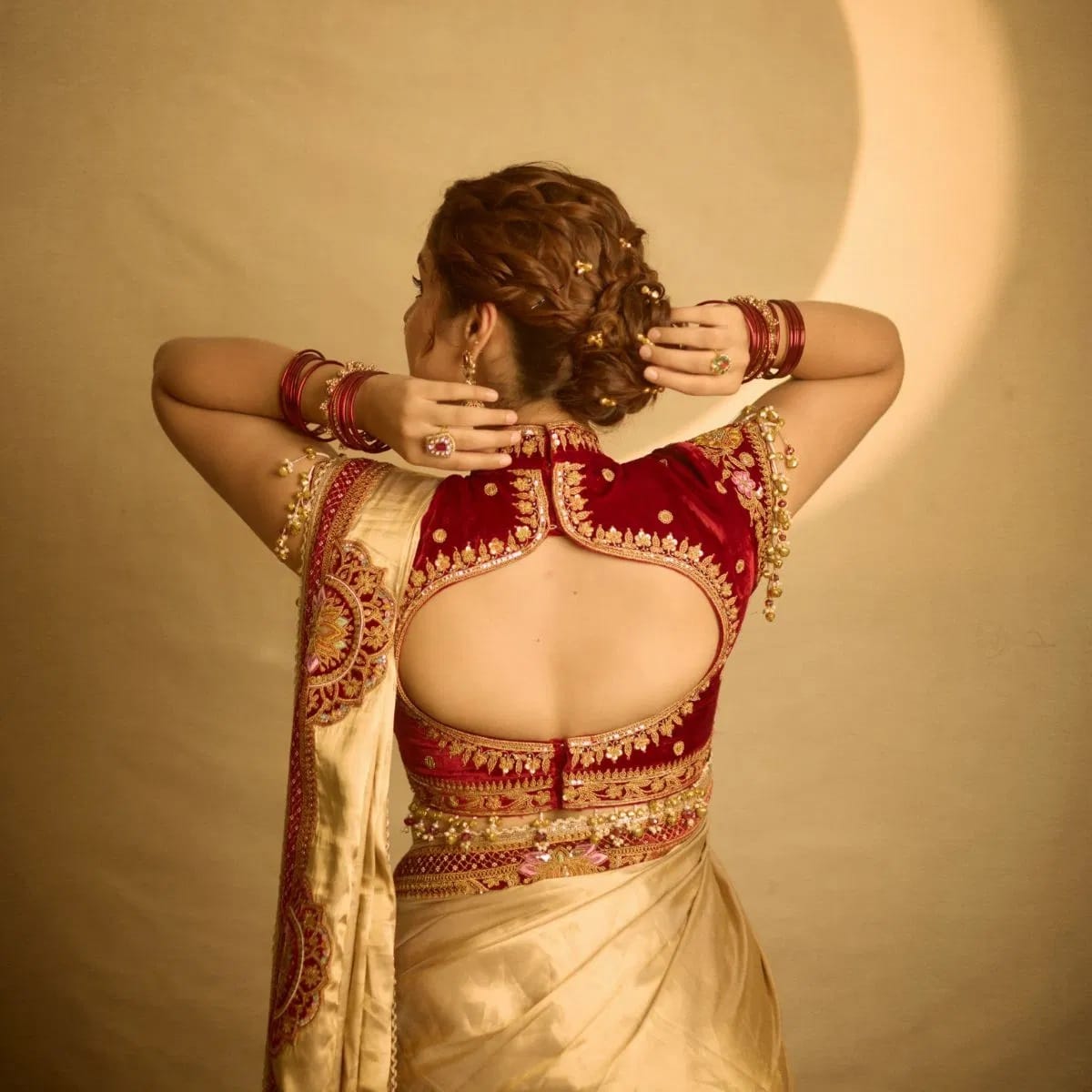 फॅन्सनीही आयशाच्या या फोटोंवर भरभरून प्रेम व्यक्त केलं आहे. एका युजरने लिहिलं, "इंस्टाग्रामवर आयेशापेक्षा सुंदर कोणीही नाही." दुसऱ्या एका युजरने लिहिले - "खूपच सुंदर." तर आणखी एका युजरने कमेंट केली - 'मेरी मराठी मुलगी'.