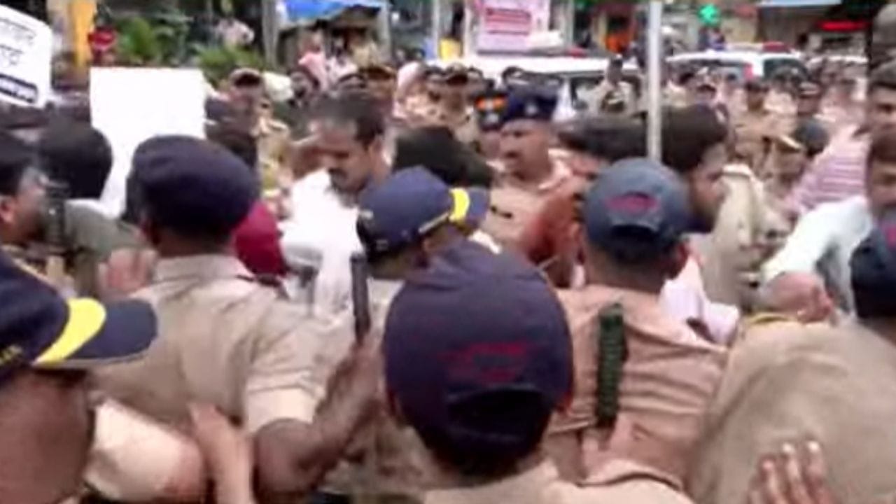 मनसे भाजपचे कार्यकर्ते भिडले! मुंबईत चोख पोलिस बंदोबस्त, मोदींचा फोटो हटवल्याने वातावरण तापलं मनसे भाजपचे कार्यकर्ते भिडले! मुंबईत चोख पोलिस बंदोबस्त, मोदींचा फोटो हटवल्याने वातावरण तापलं