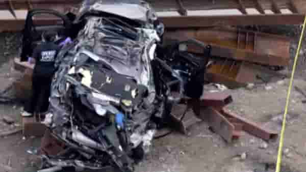 BMW Car Accident | भरधाव BMWचा अक्षरशः चक्काचूर! मुंबईच्या कोस्टल रोडवर चालकाचं नियंत्रण सुटलं अन् BMW थेट खाली कोसळली