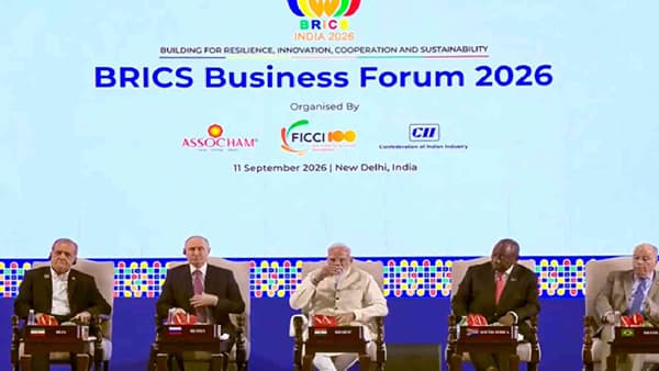 BRICS Summit 2026 : जगातल्या एका मोठ्या स्टेजवरुन बोलताना पीएम मोदींनी नाव न घेता ट्रम्प यांना दाखवली जागा