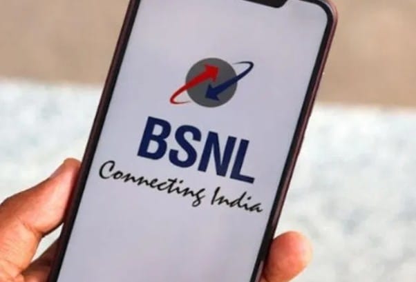 BSNL Freedom 2.0 Offer: ग्राहकांना स्वस्त आणि किफायतशीर रिचार्ज प्लॅन देण्यासाठी बीएसएनएलची नेहमीच चर्चा होत असते. कंपनीने नुकताच Freedom 2.0 नावाचा एक अनोखा प्लॅन आणला होता. अवघ्या 1 रुपयात मिळणाऱ्या या प्लॅनमध्ये ग्राहकांना कॉलिंग, डेटा, एसएमएस आणि अगदी मोफत सिमकार्डचाही फायदा मिळतो. मात्र, ही खास ऑफर आता लवकरच संपणार आहे. त्यामुळे या ऑफरचा जास्तीत जास्त लोकांनी फायदा घ्यावा, असे आवाहन करण्यात आले आहे.