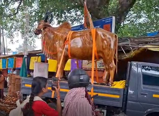 नागपूरात कारच्या किंमतीचा तब्बल आठ लाख रुपयांचा लाकडी बैल पाहायला मिळाला आहे. तान्हा पोळ्यासाठी विदर्भातील सर्वात मोठा लाकडी नंदी नागपूरच्या बाजारात विक्रीला आला आहे.
