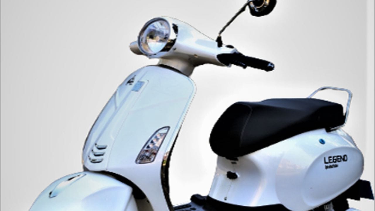 दूसऱ्या क्रमाकांवर Bajaj ऑटोने सर्वात जास्त इलेक्ट्रीक स्कूटरची विक्री केली आहे. कंपनीची वार्षिक विक्री 235 टक्के वाढली आहे. बजाजने गेल्या महिन्यात 41,019 यूनिट्स विक्री केली आहे. गेल्या वर्षी कंपनीने 12,246 यूनिट्सची विक्री केली आहे. कंपनीच्या चेतक स्कूटरची सर्वाधिक झाली आहे. 