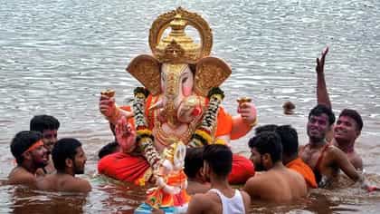 विसर्जनापूर्वी गणरायाच्या कानात 'हे' म्हणा, सर्व इच्छा होतील पूर्ण