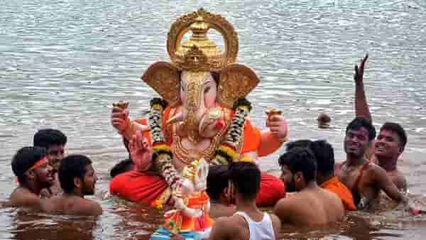 Ganesh Chaturthi 2026 : विसर्जनापूर्वी गणरायाच्या कानात हे म्हणा, सर्व इच्छा होतील पूर्ण