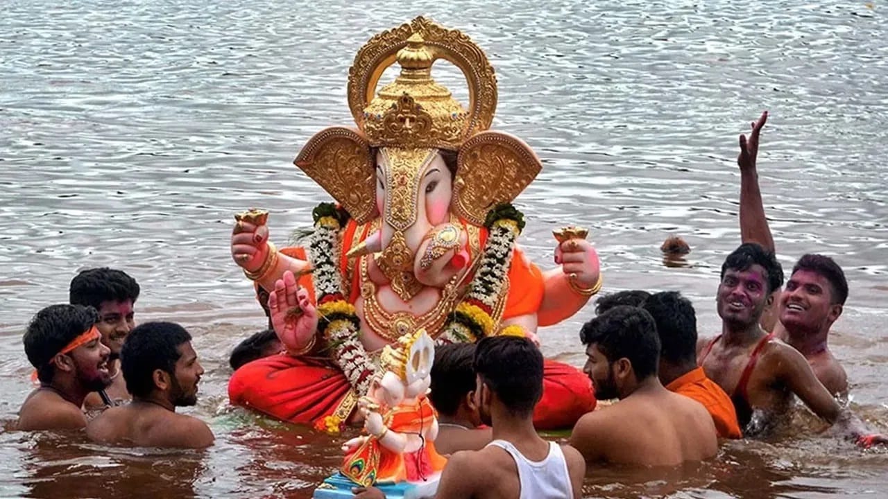 Ganesh Chaturthi 2026 : विसर्जनापूर्वी गणरायाच्या कानात 'हे' म्हणा, सर्व इच्छा होतील पूर्ण Ganesh Chaturthi 2026 : विसर्जनापूर्वी गणरायाच्या कानात 'हे' म्हणा, सर्व इच्छा होतील पूर्ण