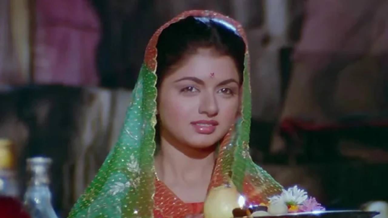 ‘मैंने प्यार किया’ चित्रपटात बॉलिवूडचा भाईजान सलमान खानसोबत काम करणारी अभिनेत्री भाग्यश्री पटवर्धन सध्या खासगी आयुष्यामुळे चर्चेत आहे. राजघराण्यातून आलेल्या भाग्यश्रीकडे एकूण किती संपत्ती आहे? असा प्रश्न अनेकांना पडला आहे. चला जाणून घेऊया...