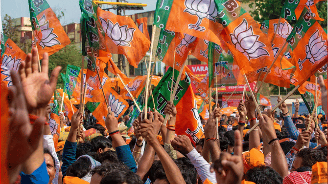 मोठी खळबळ! रात्रीच्या सुमारास अचानक… भाजप नेत्याच्या वाहनाची तोडफोड, व्हिडिओ आला समोर