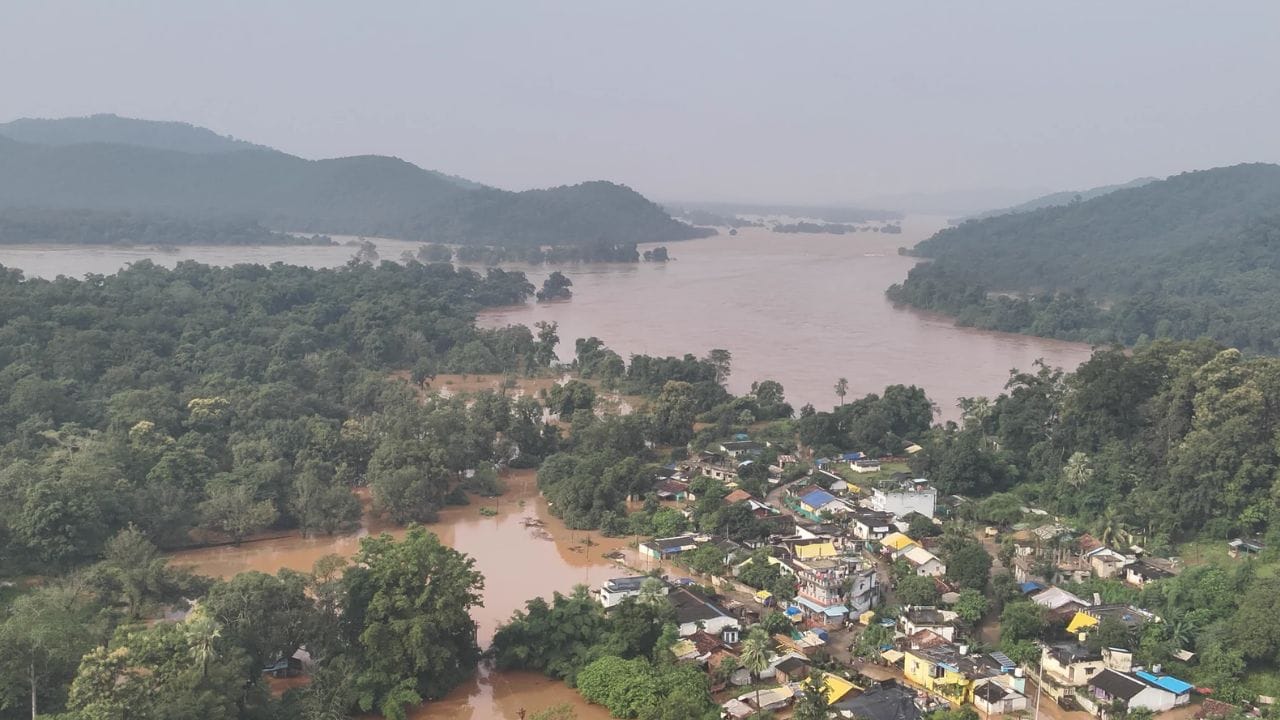 ढगफुटीसदृश पाऊस, 50 हून अधिक गावांचा तुटला संपर्क, गडचिरोलीसह अमरावतीत.. ढगफुटीसदृश पाऊस, 50 हून अधिक गावांचा तुटला संपर्क, गडचिरोलीसह अमरावतीत..