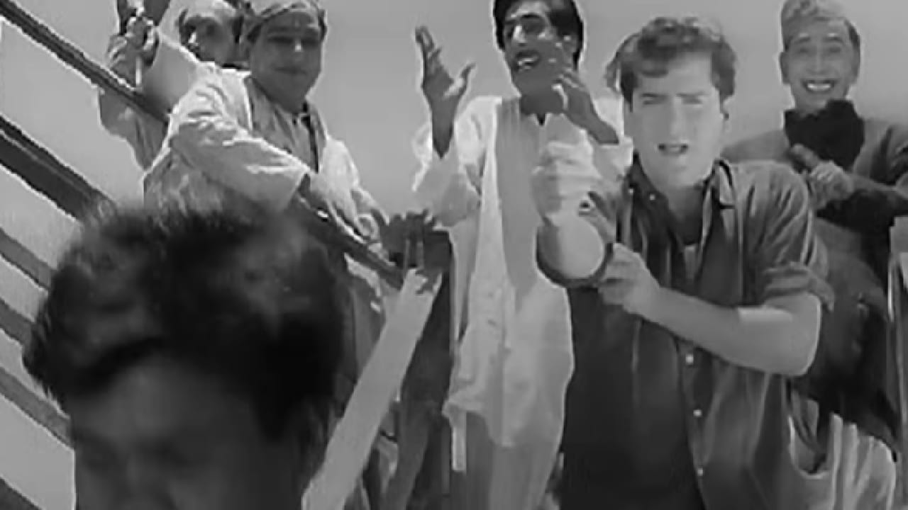 हे गाणे म्हणजे शम्मी कपूर यांच्या ‘ब्लफ मास्टर’ चित्रपटातील लोकप्रिय ‘गोविंदा आला रे आला’. 1963 मध्ये प्रदर्शित झालेल्या ‘ब्लफ मास्टर’ या चित्रपटातील हे गाणं मुंबईतील प्रत्यक्ष रस्त्यांवर चित्रित करण्यात आले होते.