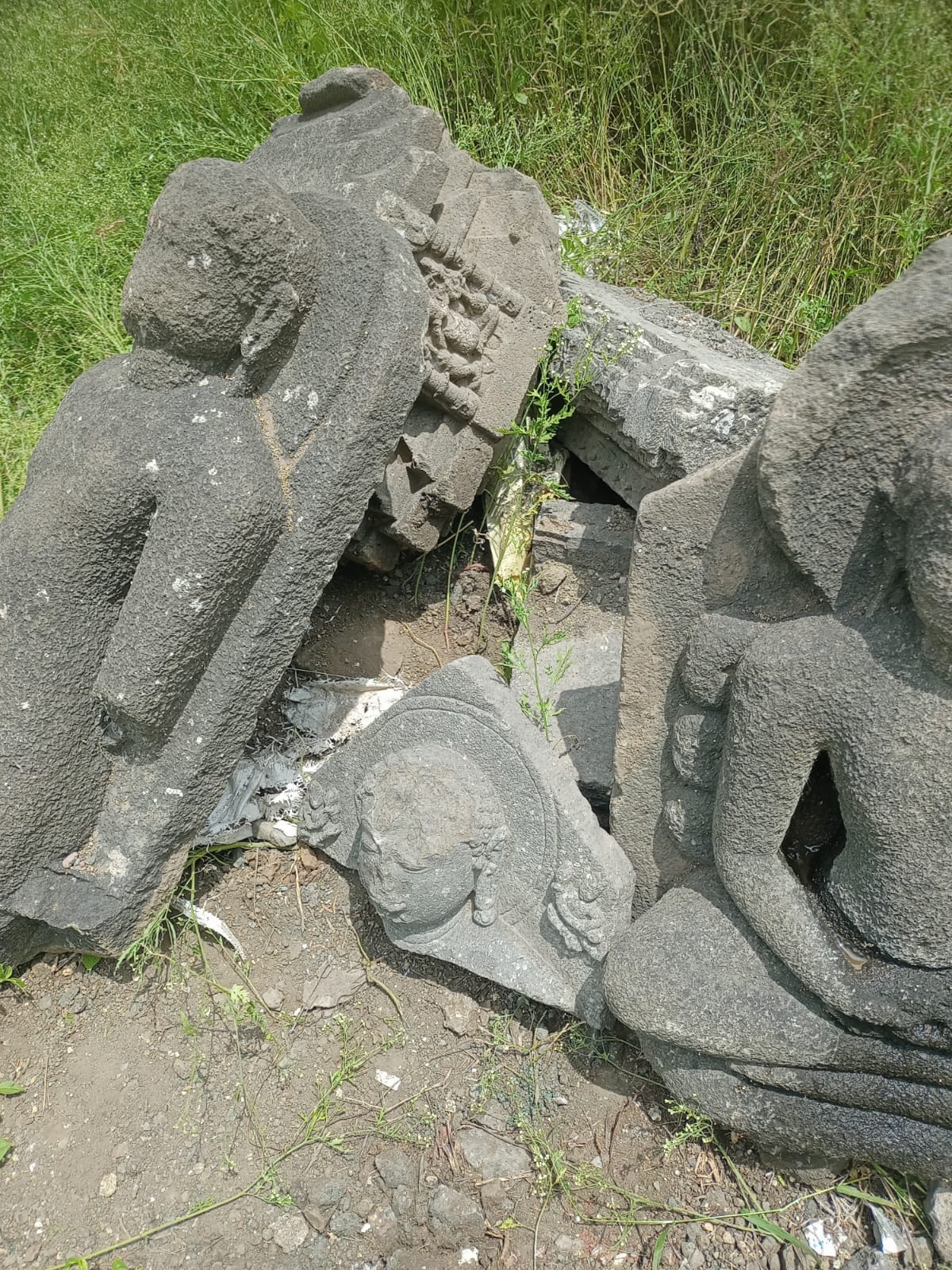 चांडोळ हे प्राचीन अजिंठा-भोगवर्धन व्यापारी मार्गावरील महत्त्वाचे ठिकाण मानले जाते. पैठण, भोकरदन, चांडोळ आणि अजिंठा घाटाला जोडणाऱ्या या मार्गावर व्यापारी तांडे तसेच भिक्खू संघांची ये-जा होत असल्याचे सांगितले जाते.