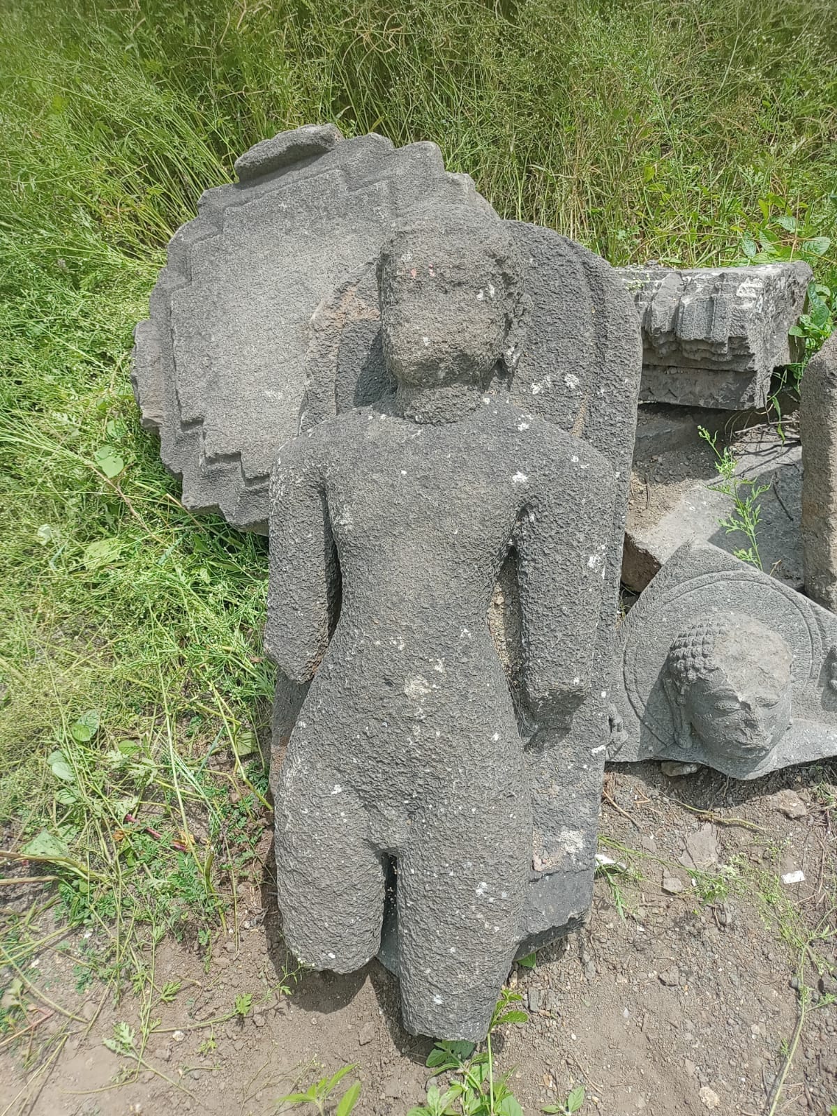 परिसरात जुन्या विटा, दगडी अवशेष आणि मातीची भांडी आढळत असल्याने चांडोळच्या पुरातात्त्विक महत्त्वात आणखी भर पडली आहे. बुद्धमूर्तीच्या अवशेषांची अधिकृत पुरातत्त्वीय तपासणी झाल्यास चांडोळच्या प्राचीन इतिहासाबाबत महत्त्वपूर्ण माहिती समोर येण्याची शक्यता आहे.