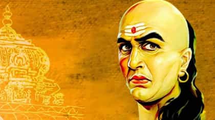 Chanakya Niti : या चार गोष्टी माणसाला आतून कमकुवत बनवतात.