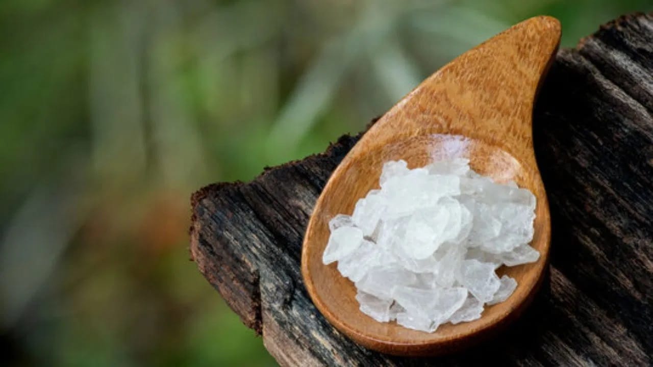 भारतात पूजा, आरती आणि धार्मिक विधींमध्ये कापराचा मोठ्या प्रमाणावर वापर केला जातो. कापूर हा एक बाष्पशील पदार्थ असल्याने, तो उघड्यावर ठेवल्यास हळूहळू विघटित होतो. 