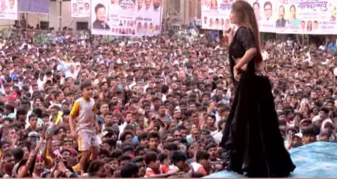याचवेळी एक लहानसा मुलगाही गर्दीतून या नृत्यांगणेकडे पाहून फ्लाइंग किस भिरकावताना दिसत आहे. त्याला पाहून संबंधित नृत्यांगणाही अचंबित होऊन पाहताना दिसते आहे. त्यामुळे हा सगळा प्रकार सोशल मीडियावर चर्चेत आला आहे.