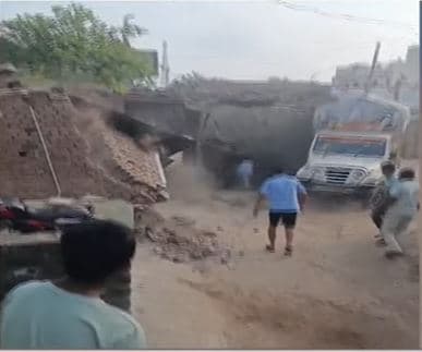 एक पीकअप गाडी गावकऱ्यांच्या अंगावर घातल्याची घटना घडली आहे. अकोल्यातील जामवसुमध्ये जमिनीच्या वादातून ही घटना घडल्याची माहिती समोर आली आहे. या प्रकरणी आता बबन दादाराव घुगे, रश्मिका घुगे,
सोनू घुगे या तीन आरोपींना पोलिसांनी अटक केली आहे, अशी माहिती अपर पोलिस अधिक्षक बी चंद्रकांत रेड्डी यांनी दिली आहे.