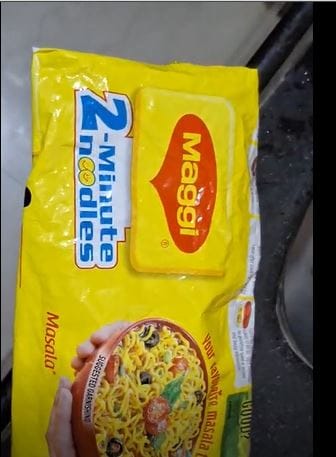तुकाराम मुंढे यांचं FDA खातं महाराष्ट्रभर कारवाई करत असताना मोठ्या ब्रँडच्या उत्पादनात आळ्या आढळल्याने खाद्यगुणवत्तेवर प्रश्नचिन्ह निर्माण झाले असून नमुना तपासणीची मागणी करण्यात आली आहे.