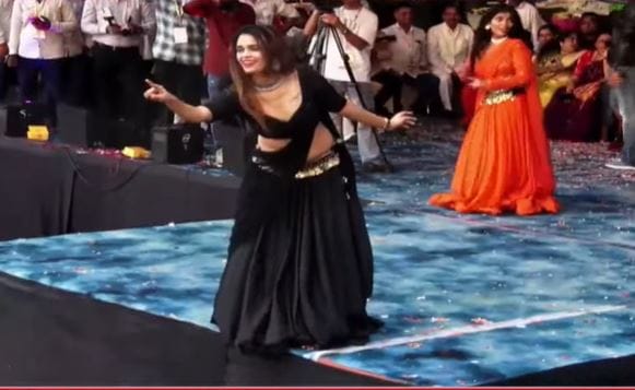 गौतमी पाटीलसह विविध प्रसिद्ध लावण्यवतींनी मंडळांचे मंच गजबजून गेले आहेत. विविध चित्रपट गीतांवर त्यांचे अल्लड नृत्य सुरु आहे. त्यांच्या खास ठेक्यावर नागरिकांनीही ठेका धरत प्रतिसाद दिला.