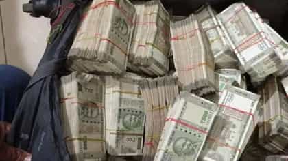 1,44,50,000 रुपयांच्या नोटा... ड्रायव्हरच्या सीट खाली सीक्रेट बॉक्स.
