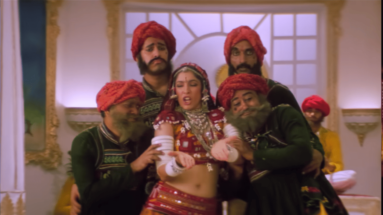 दोन्ही गाण्यांमधील खास साम्य ‘चोली के पीछे क्या है’ आणि ‘रिंगा रिंगा’ या दोन्ही गाण्यांमध्ये अल्का याग्निक आणि इला अरुण यांचा आवाज ऐकायला मिळतो. त्यामुळे या दोन गाण्यांमधील संबंध आणखी विशेष ठरतो.