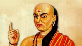 या लोकांच्या घरात स्वत:हून धावून येते लक्ष्मी, घरात कधीच पैशांची पडत नाही कमतरता, कोण आहेत ते तीन लोक?