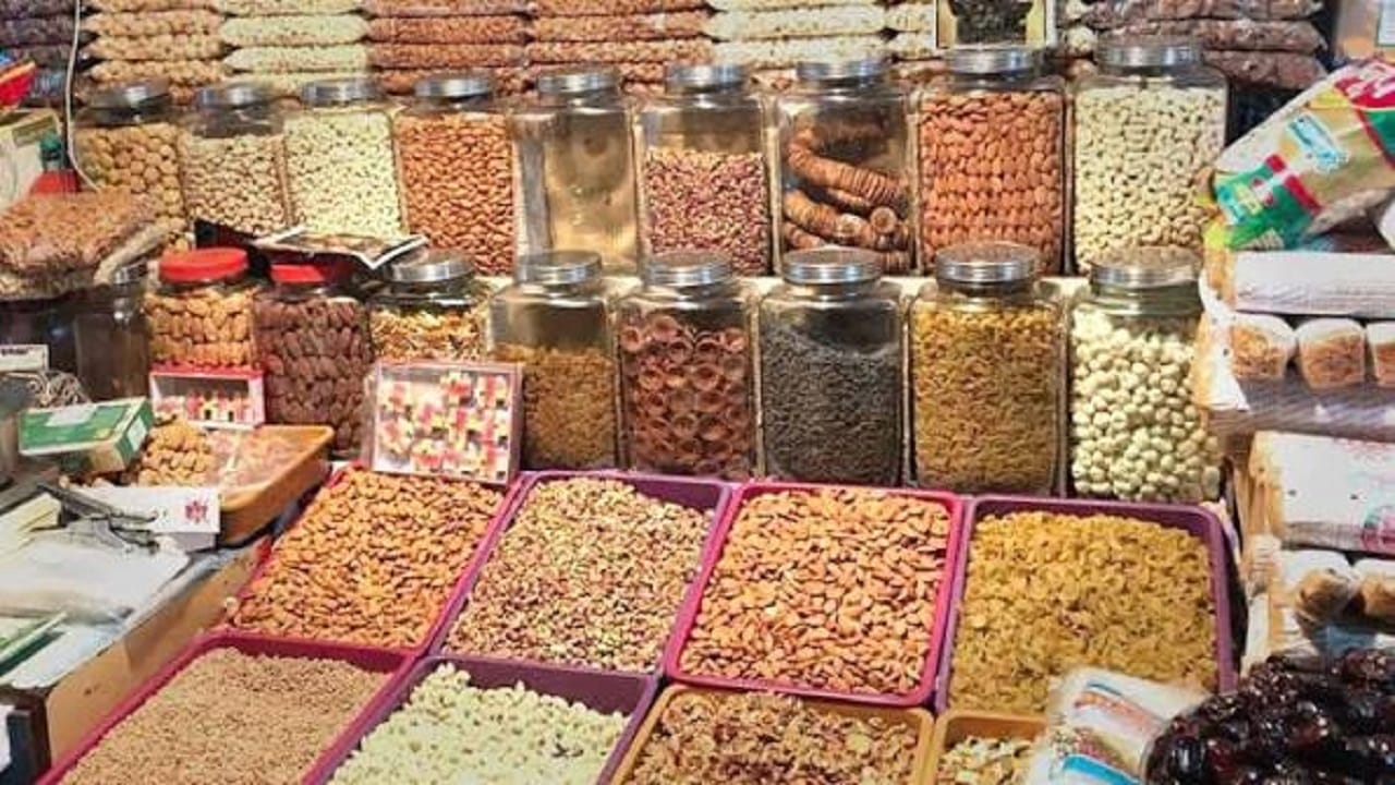 मशीद बंदर आणि क्रॉफर्ड मार्केट, मुंबई : मुंबईतील मशीद बंदर आणि क्रॉफर्ड मार्केट ही सुकामेवा खरेदीसाठीची प्रमुख केंद्रे आहेत. येथे पिस्ते, अक्रोड आणि विविध प्रकारचे खास सुकामेवा आकर्षक व परवडणाऱ्या दरात उपलब्ध आहेत.