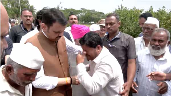 राज्याचे मुख्यमंत्री देवेंद्र फडणवीस दुष्काळ दाैऱ्यावर आहेत. लातूर जिल्हात देवेंद्र फडणवीस दुष्काळाची पाहणी करत आहेत. थेट ते बांधावर पोहोचले आहेत. शेतकऱ्यांसोबत संवाद साधत आहेत.