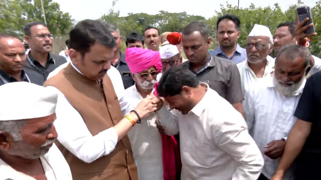 मुख्यमंत्र्यासमोर शेतकरी रडताना दिसला. मुख्यमंत्र्याने शेतकऱ्याला आपल्या गळ्याला लावले. यावेळी सर्वजण भावूक झाले. यावेळी महिला देखील मुख्यमंत्र्यांना तुम्ही आमचे भाऊ आहे, म्हणताना दिसल्या. 
