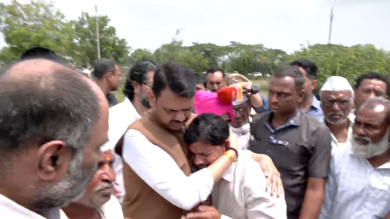 परिस्थिती किती जास्त गंभीर आहे, हे सांगताना देवेंद्र फडणवीस दिसले. शेतकऱ्यांसोबत शेतीची पाहणी फडणवीस यांच्याकडून केली जात आहे. राज्यातील परिस्थिती गंभीर आहे. 