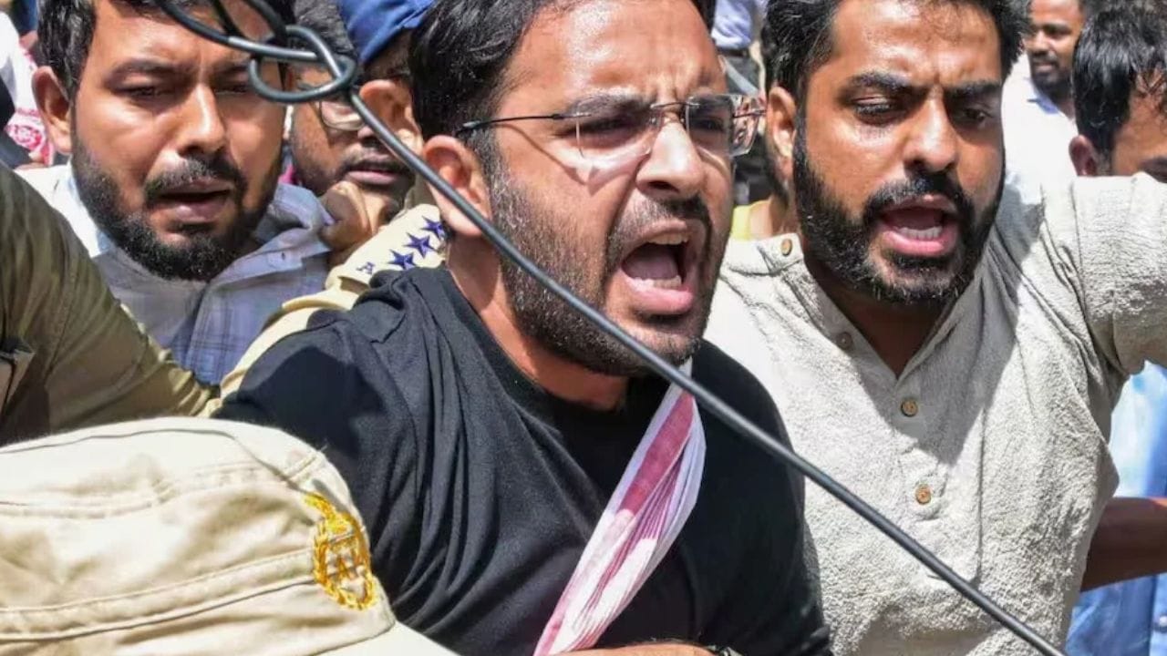 कॉकरोच जनता पार्टीचे भाजपाच्या मुख्यमंत्र्यांना थेट मोठे आव्हान, आता तर कुठे आमची.. कॉकरोच जनता पार्टीचे भाजपाच्या मुख्यमंत्र्यांना थेट मोठे आव्हान, आता तर कुठे आमची..