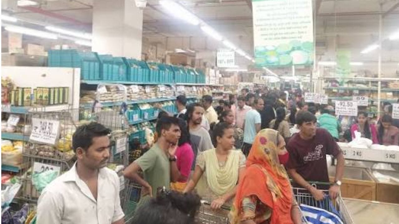 डिमार्टकडून ग्राहकांना मोठ्या ऑफर दिल्या जातात. ग्राहकांना आकर्षित करण्यासाठी एका वर एक वस्तूही फ्री दिल्या जातात. सध्या डिमार्टमध्ये ग्राहकांची मोठी गर्दी होतंय.
