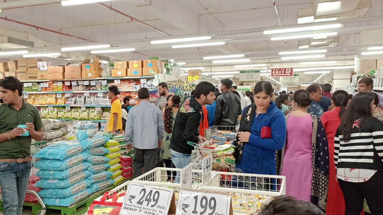 एक गोष्ट खरेदी करण्यासाठी डिमार्टमध्ये ग्राहकांनी मोठी गर्दी केली. 49 रूपयांमध्ये डिमार्टमध्ये खास डब्बा मिळत आहे. हा डब्बा खरेदी करण्यासाठी ग्राहकांनी गर्दी केली.