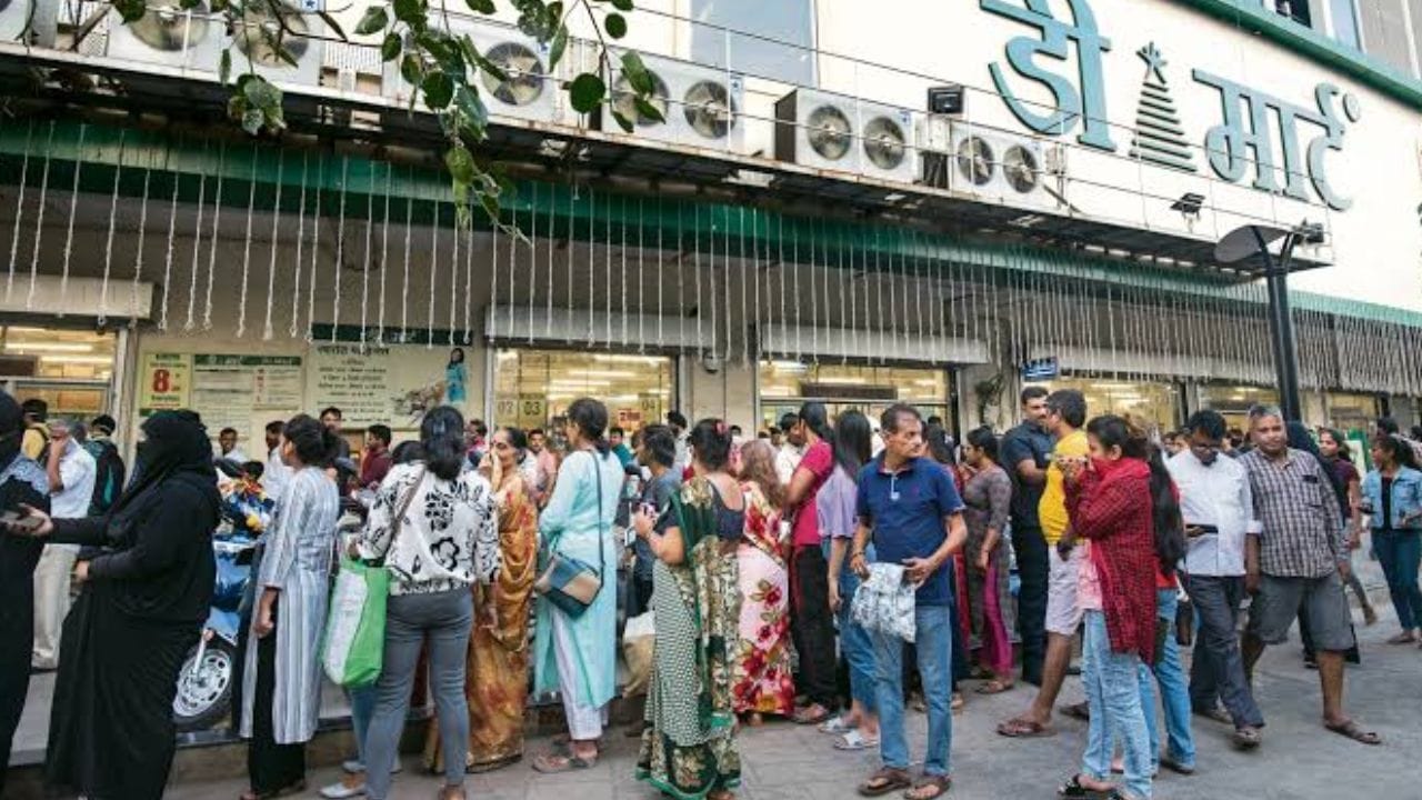 विशेष म्हणजे फक्त 90 रूपयांमध्ये चार डब्ब्यांचा सेट डिमार्टकडून दिला जात आहे. बाहेर याच डब्ब्यांच्या सेटची किमती खूप जास्त आहे.